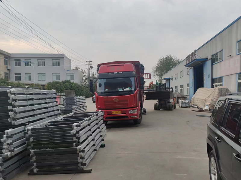 金用護欄2022年9月28日鋅鋼百葉窗裝車發貨！