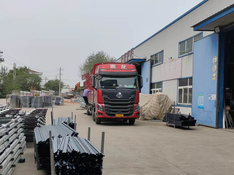 金用護(hù)欄2022年10月9日鋅鋼玻璃欄桿裝車發(fā)貨！