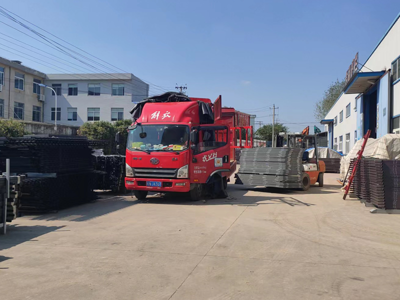 金用護(hù)欄2022年10月15日鋁合金百葉窗裝車發(fā)貨！