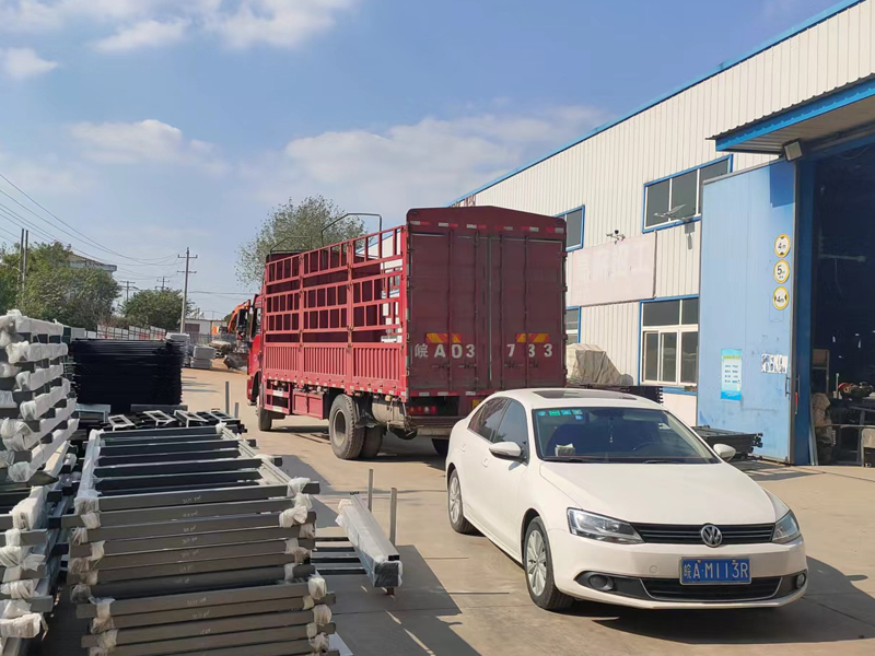 金用護(hù)欄2022年10月18日鋅鋼百葉窗裝車發(fā)貨！