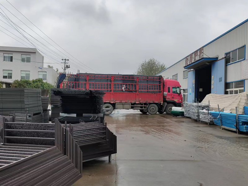 金用護欄2022年10月27日鋁合金百葉窗裝車發貨！