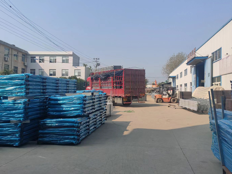 金用護(hù)欄2022年11月19日鋅鋼玻璃護(hù)欄裝車(chē)發(fā)貨！