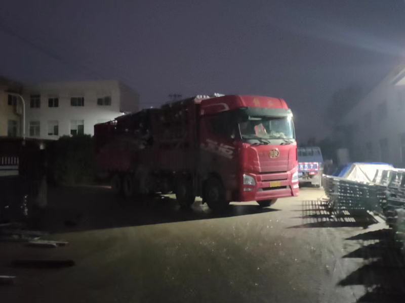 金用護(hù)欄2022年11月28日鋅鋼玻璃欄桿裝車發(fā)貨！