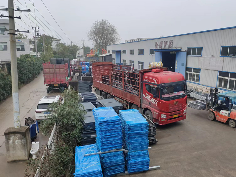金用護(hù)欄2022年11月30日鋅鋼百葉窗裝車發(fā)貨！