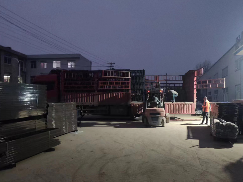 金用護(hù)欄2022年12月15日鋅鋼百葉窗裝車發(fā)貨！