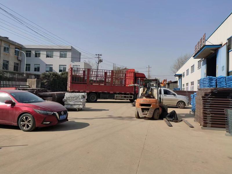 金用護欄2022年12月21日鋅鋼連廊護欄裝車發貨！