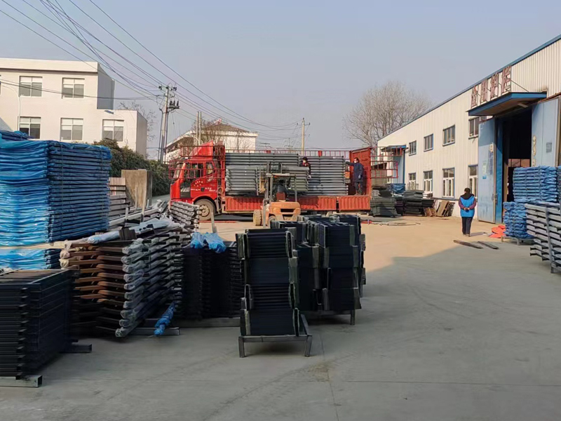 金用護欄2022年12月27日鋅鋼連廊欄桿裝車發貨! 金用護欄2022年12月27日鋅鋼連廊欄桿裝車發貨!