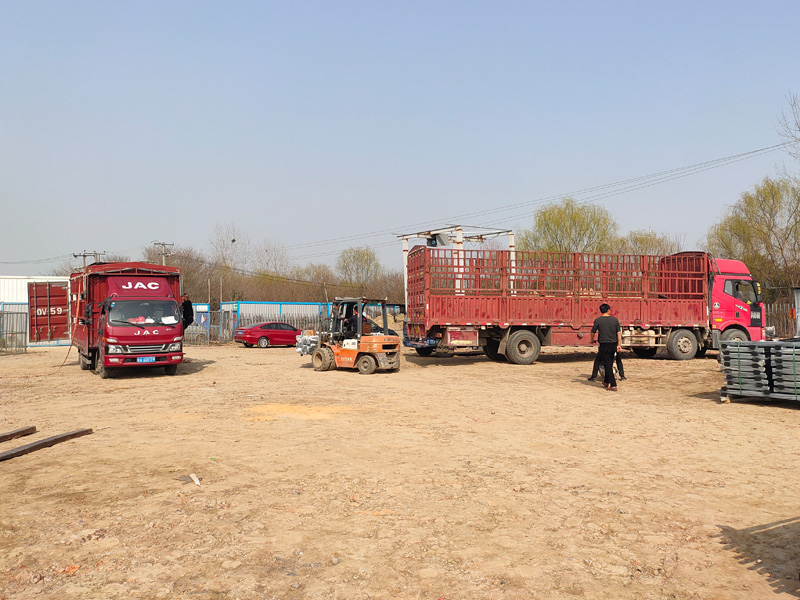 金用護欄2023年3月4日鋅鋼陽臺護欄裝車發貨！