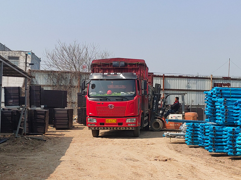 金用護(hù)欄2023年3月9日鋅鋼百葉窗裝車發(fā)貨！