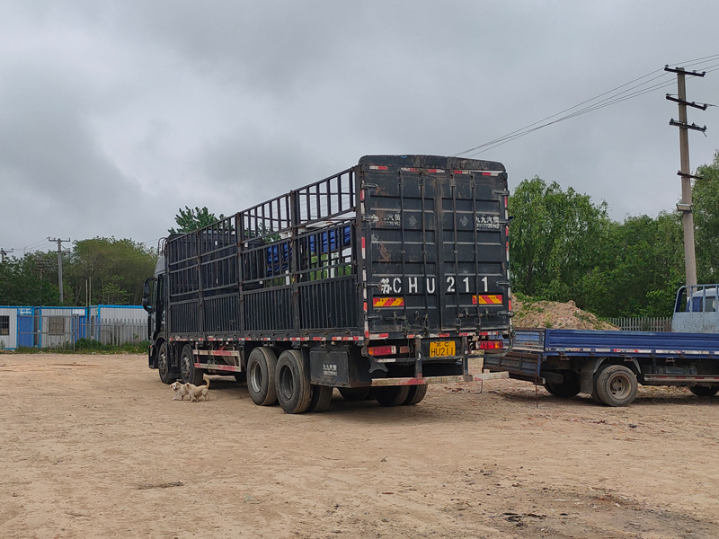 金用護欄2023年4月21日鋅鋼陽臺護欄裝車發貨！