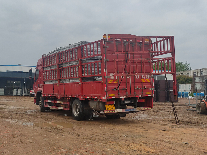 金用護欄2023年4月24日鋅鋼陽臺護欄裝車發貨！