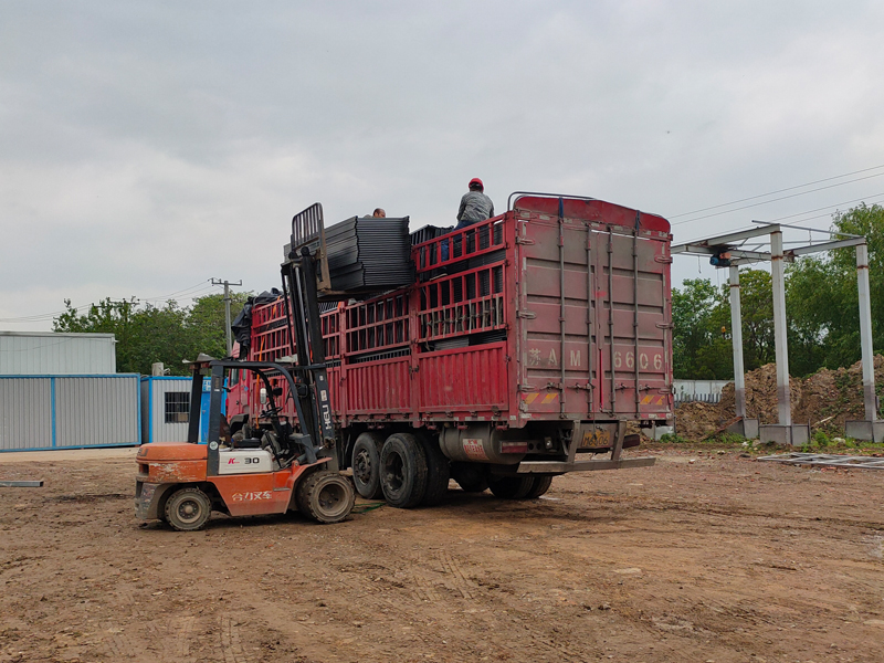 金用護欄2023年4月25日鋅鋼飄窗欄桿裝車發(fā)貨！