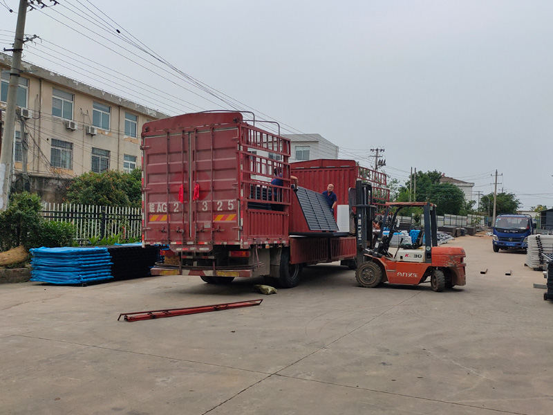 2023年6月3日鋅鋼百葉窗裝車發(fā)貨！