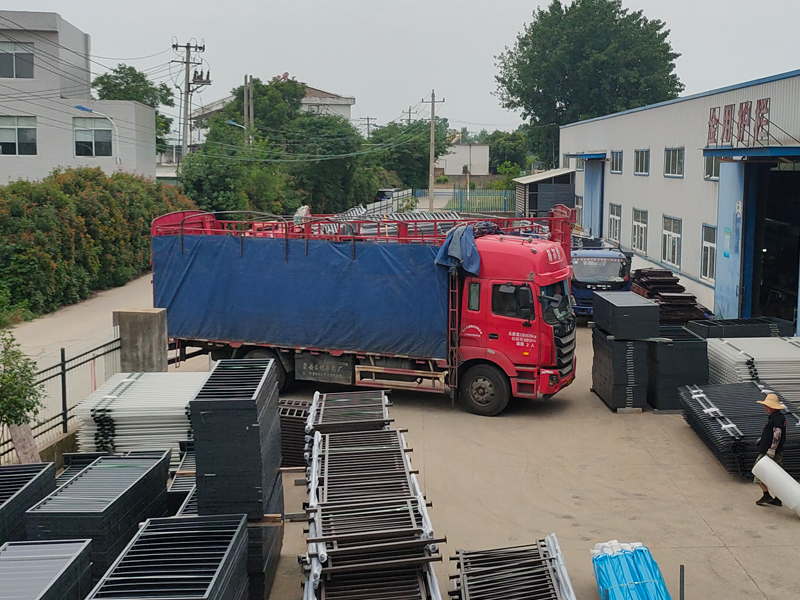 2023年6月8日鋅鋼落地窗欄桿裝車發貨！