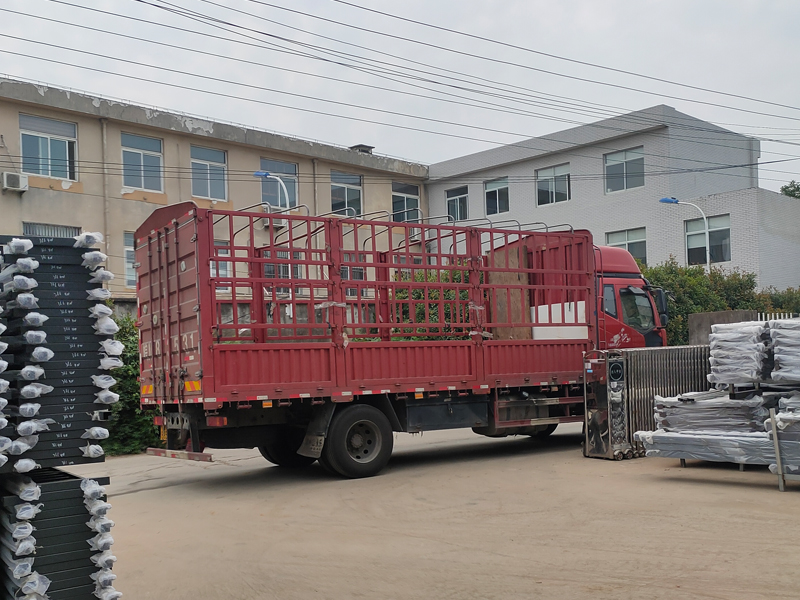 2023年6月13日鋅鋼飄窗欄桿裝車發(fā)貨！