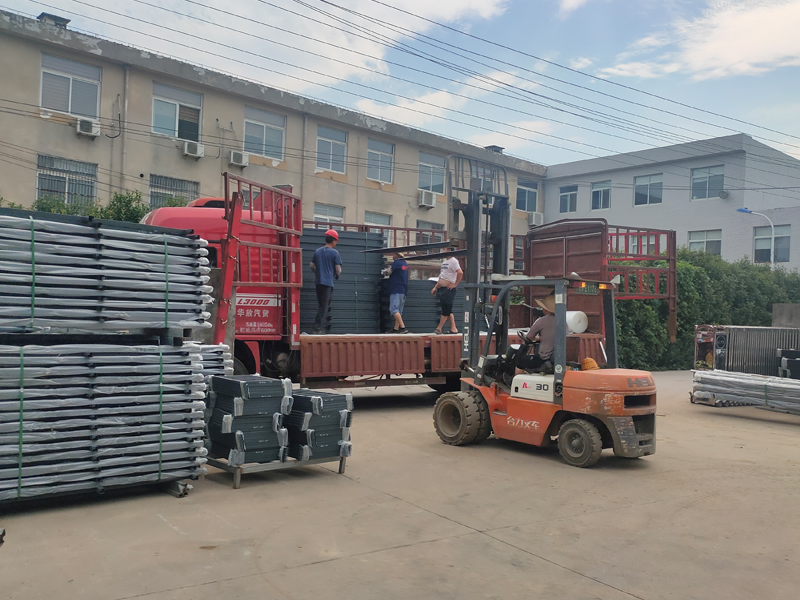 2023年7月12日鋅鋼護(hù)窗欄桿裝車發(fā)貨！