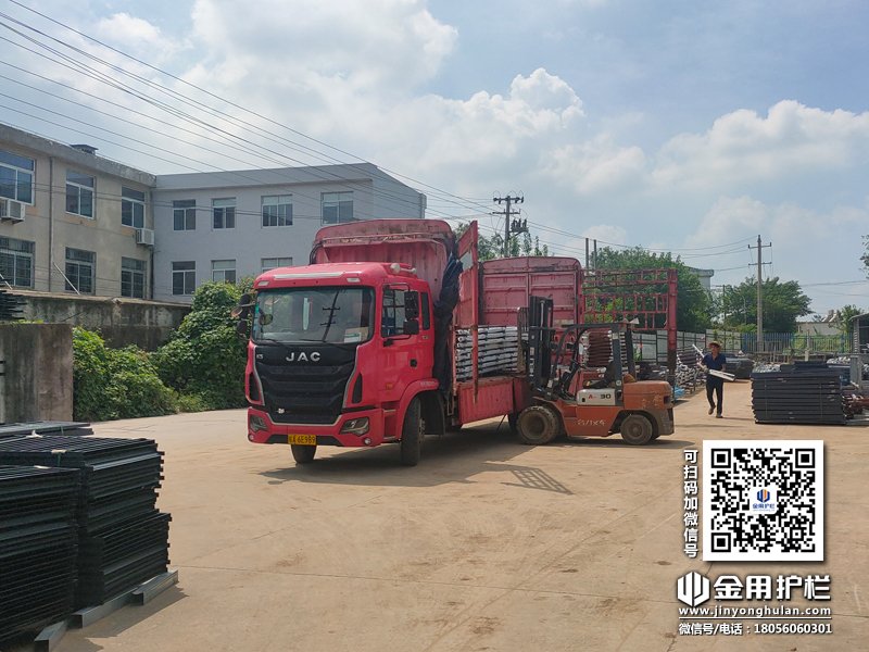 2023年8月3日鋅鋼陽臺(tái)護(hù)欄裝車發(fā)貨！