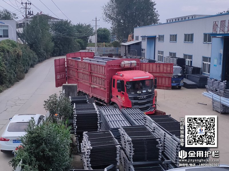 2023年10月10日鋅鋼連廊護欄裝車發貨！