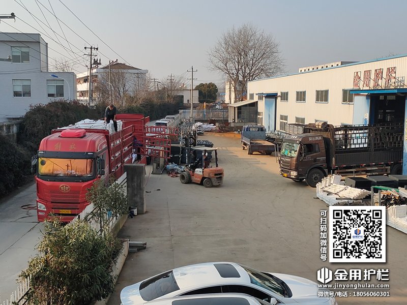 2024年1月6日鋅鋼空調護欄裝車發貨! 2024年1月6日鋅鋼空調護欄裝車發貨!