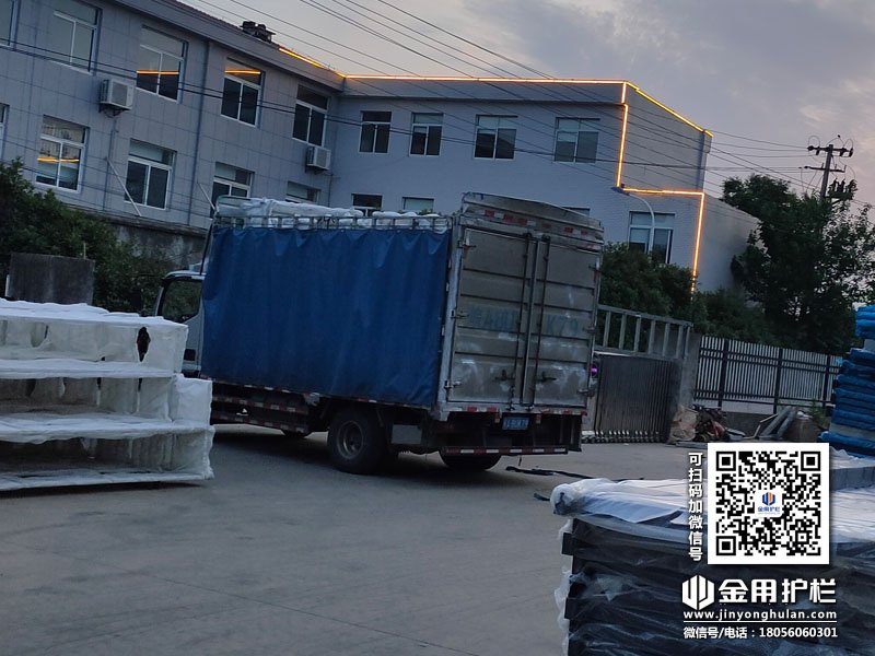 2024年5月20日鋅鋼飄窗欄桿裝車(chē)發(fā)貨！