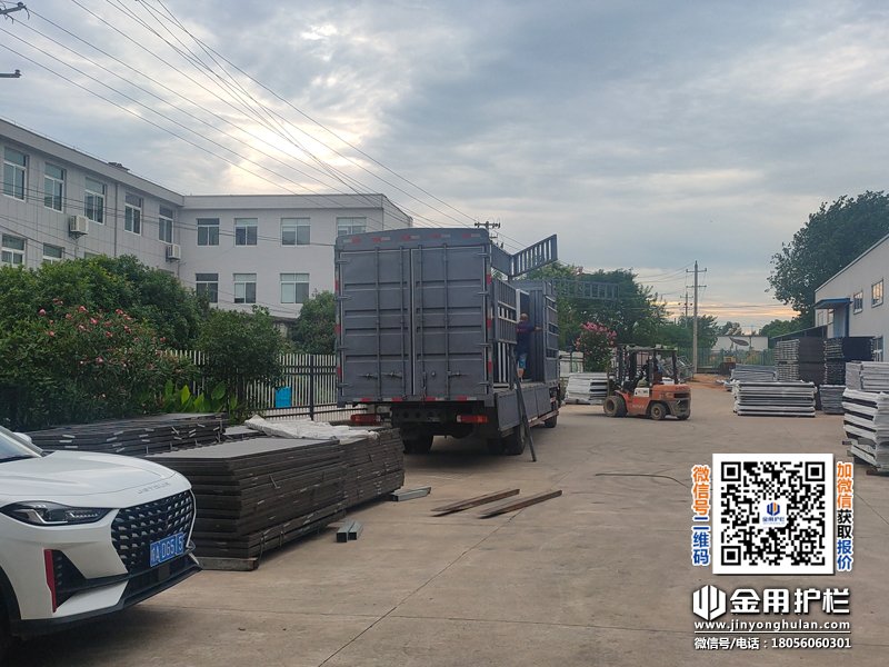 2024年7月17日鋁合金百葉窗裝車發貨！