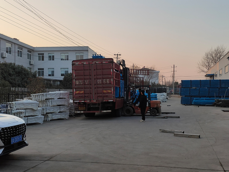 2025年1月4日鋅鋼陽臺欄桿裝車發(fā)貨! 2025年1月4日鋅鋼陽臺欄桿裝車發(fā)貨!