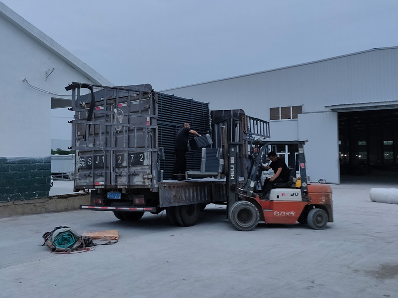 2025年6月21日鋅鋼護窗欄桿裝車發(fā)貨! 2025年6月21日鋅鋼護窗欄桿裝車發(fā)貨!